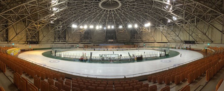 青森県営スケート場内部